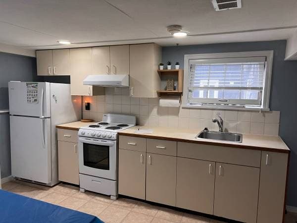 Metrotown 近BCIT,平地 包水,电,煤,, 2 房1厅 $1600