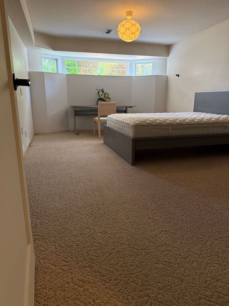 素里122st 64ave独立屋地下室 一室一厅一卫出租